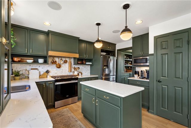 1024 Greenfield Dr, Cecil, PA 15317