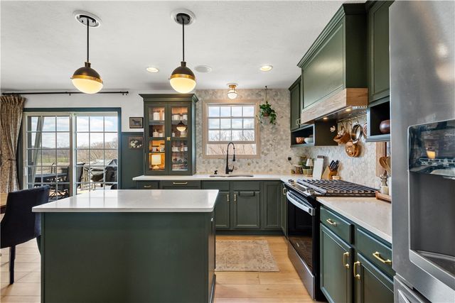 1024 Greenfield Dr, Cecil, PA 15317