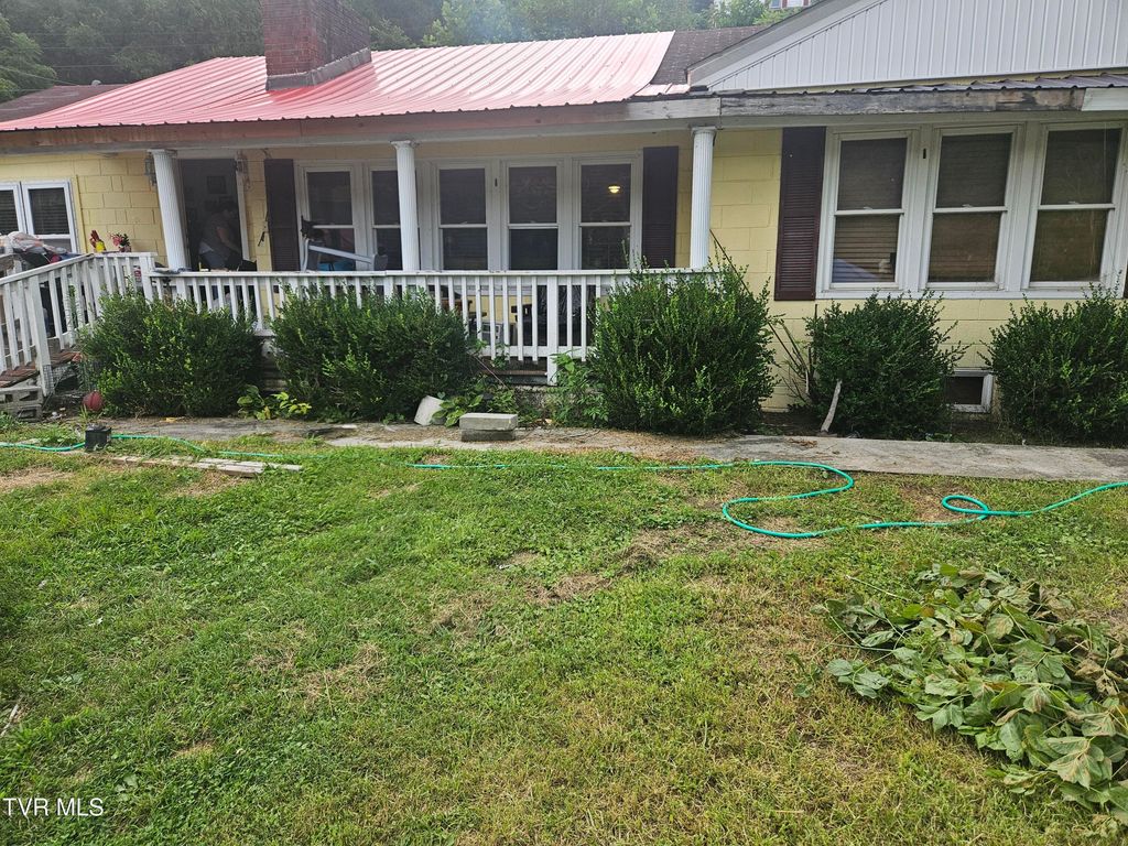 2049 Gravel Lick Road, Castlewood, VA 24224