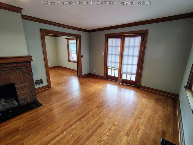 102 3rd Avenue, South Charleston, WV 25301