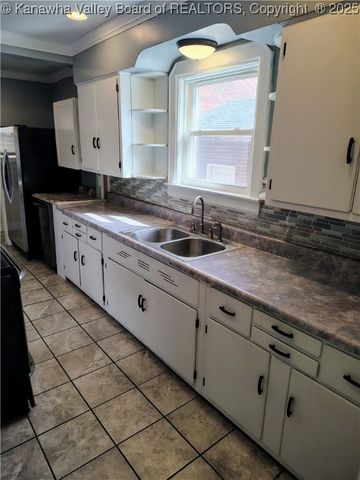 102 3rd Avenue, South Charleston, WV 25301