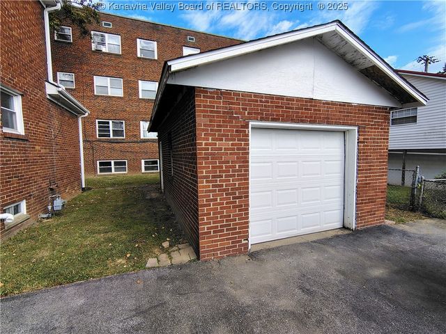 102 3rd Avenue, South Charleston, WV 25301