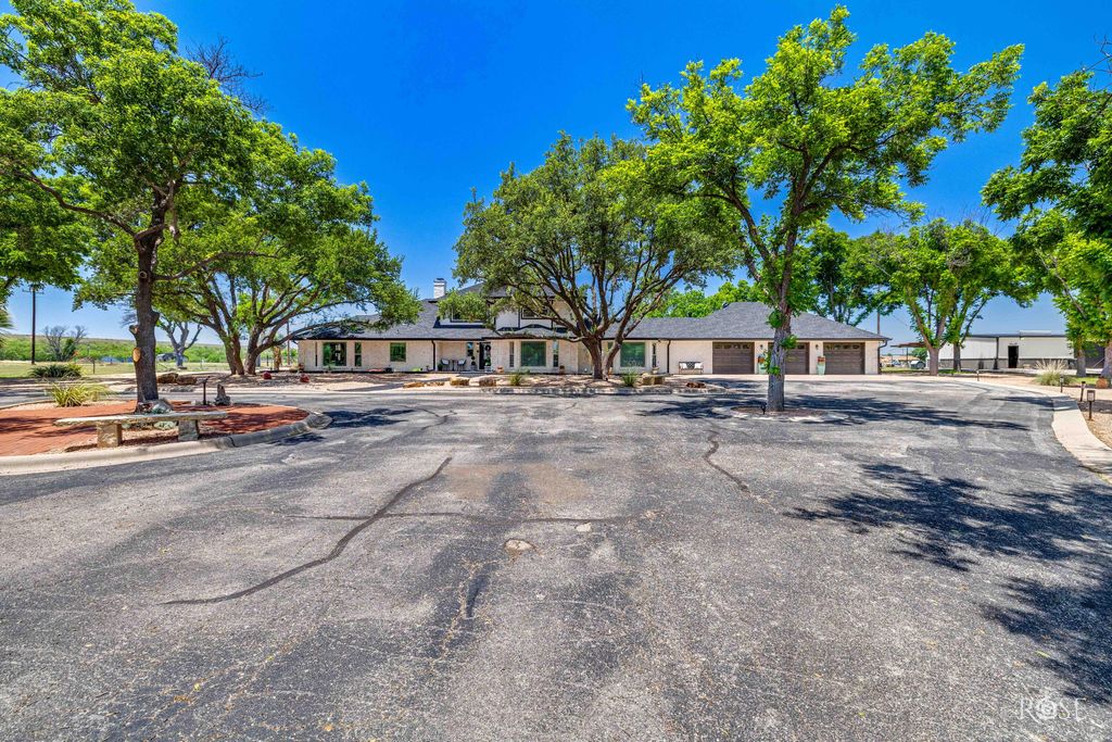 Image 2 of property listing at 6402 Chalimar Road, San Angelo, TX 76904