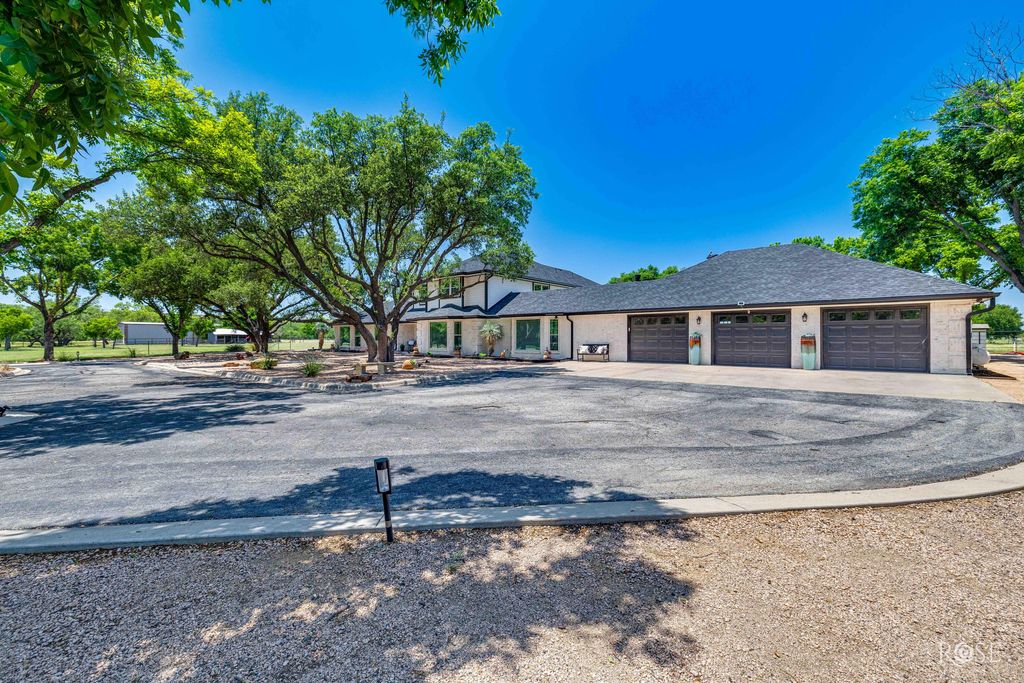 Image 3 of property listing at 6402 Chalimar Road, San Angelo, TX 76904
