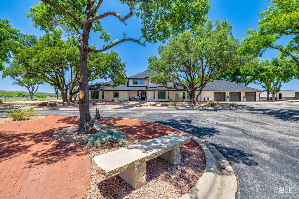 Image 5 of property listing at 6402 Chalimar Road, San Angelo, TX 76904