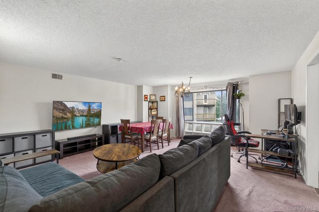 15 Kings Court, Nanuet, NY 10954