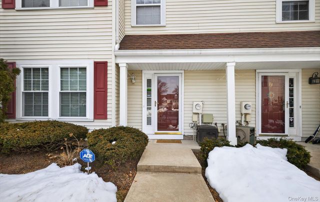 32 Stratford Green, Farmingdale, NY 11735