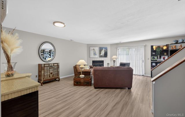 32 Stratford Green, Farmingdale, NY 11735