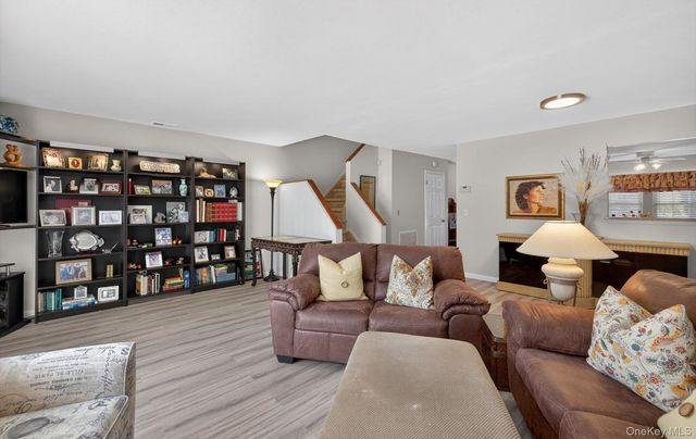 32 Stratford Green, Farmingdale, NY 11735