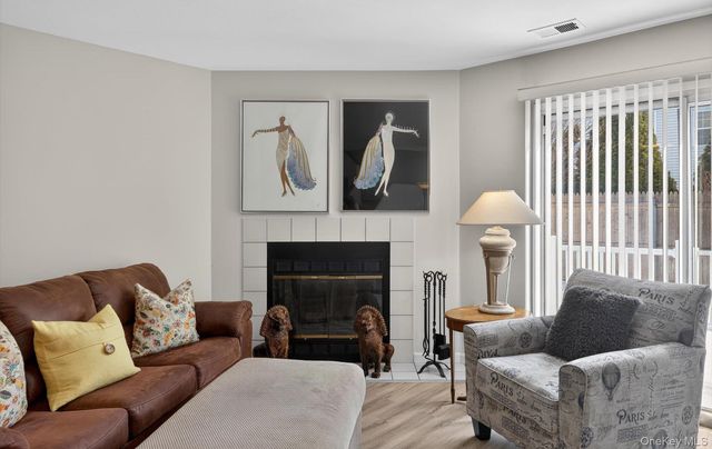 32 Stratford Green, Farmingdale, NY 11735