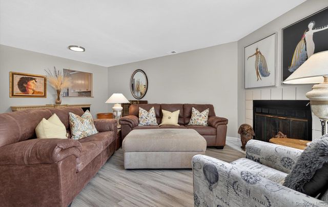 32 Stratford Green, Farmingdale, NY 11735