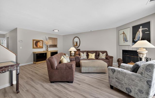 32 Stratford Green, Farmingdale, NY 11735