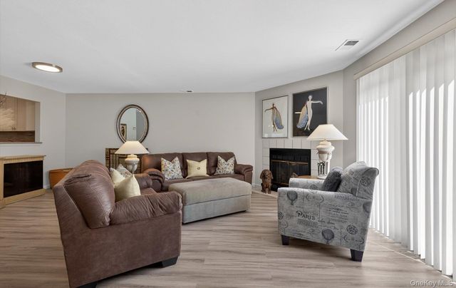 32 Stratford Green, Farmingdale, NY 11735