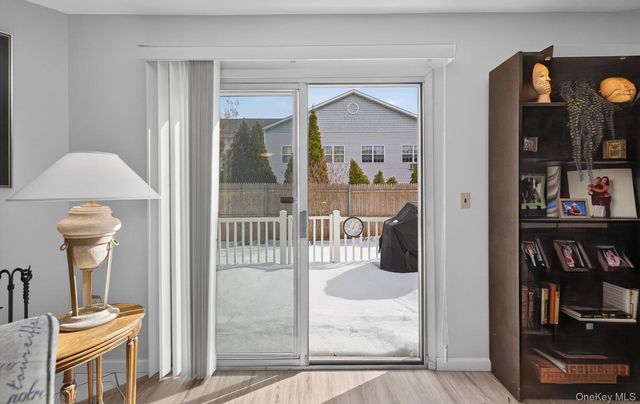 32 Stratford Green, Farmingdale, NY 11735