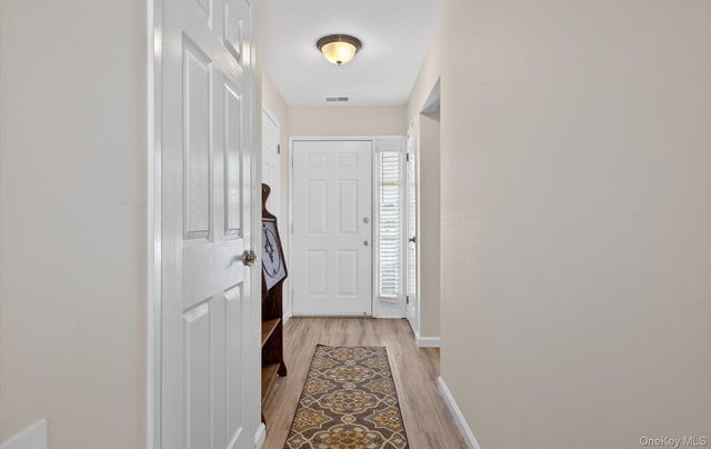 32 Stratford Green, Farmingdale, NY 11735