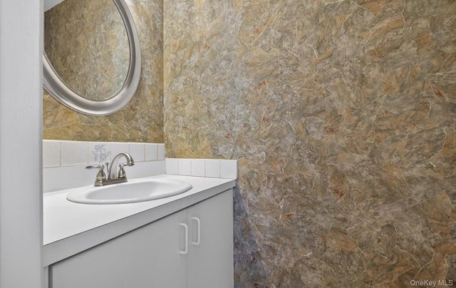 32 Stratford Green, Farmingdale, NY 11735