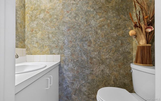 32 Stratford Green, Farmingdale, NY 11735