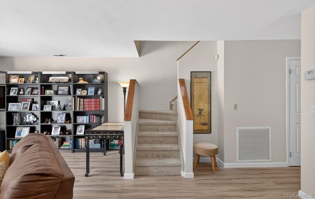 32 Stratford Green, Farmingdale, NY 11735