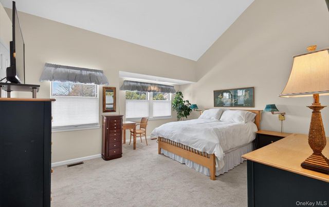 32 Stratford Green, Farmingdale, NY 11735