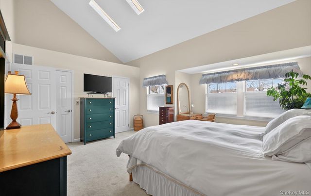 32 Stratford Green, Farmingdale, NY 11735