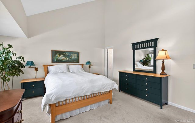 32 Stratford Green, Farmingdale, NY 11735