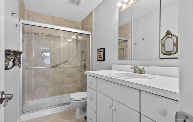 32 Stratford Green, Farmingdale, NY 11735