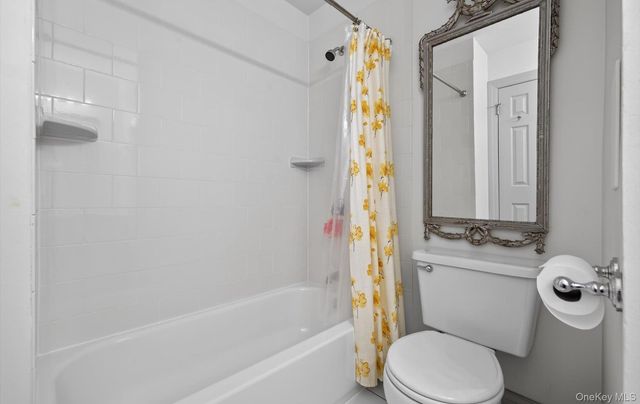 32 Stratford Green, Farmingdale, NY 11735