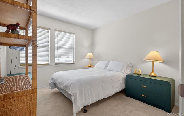 32 Stratford Green, Farmingdale, NY 11735