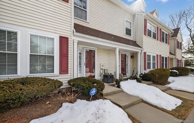 32 Stratford Green, Farmingdale, NY 11735