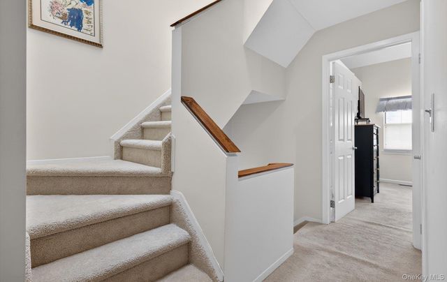 32 Stratford Green, Farmingdale, NY 11735