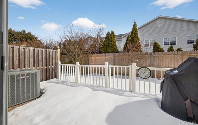 32 Stratford Green, Farmingdale, NY 11735