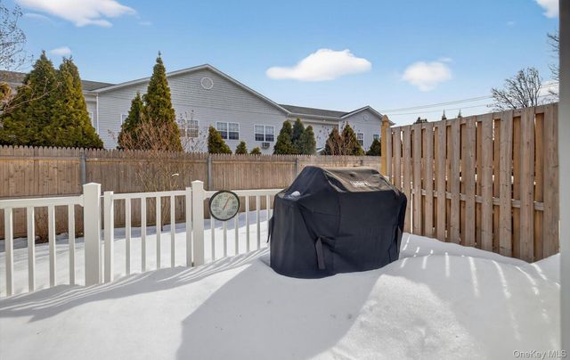 32 Stratford Green, Farmingdale, NY 11735