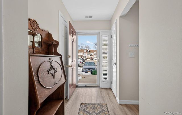 32 Stratford Green, Farmingdale, NY 11735