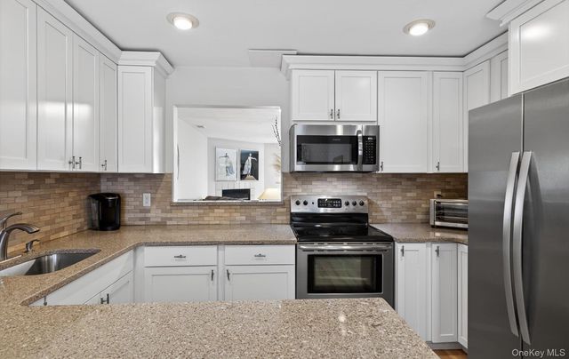 32 Stratford Green, Farmingdale, NY 11735