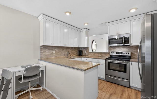 32 Stratford Green, Farmingdale, NY 11735