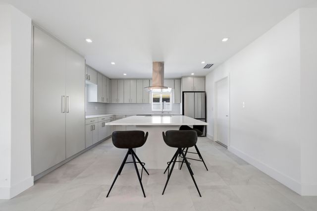 2001 NE 17th Way, Fort Lauderdale, FL 33305