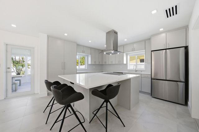 2001 NE 17th Way, Fort Lauderdale, FL 33305