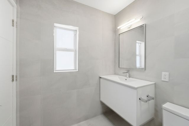 2001 NE 17th Way, Fort Lauderdale, FL 33305