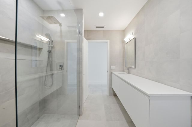 2001 NE 17th Way, Fort Lauderdale, FL 33305