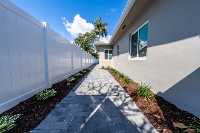 2001 NE 17th Way, Fort Lauderdale, FL 33305