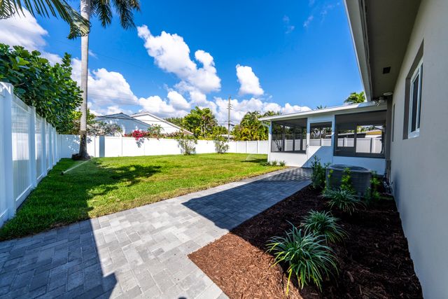 2001 NE 17th Way, Fort Lauderdale, FL 33305