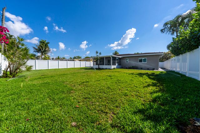 2001 NE 17th Way, Fort Lauderdale, FL 33305