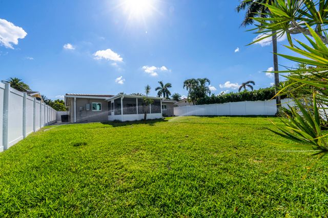 2001 NE 17th Way, Fort Lauderdale, FL 33305