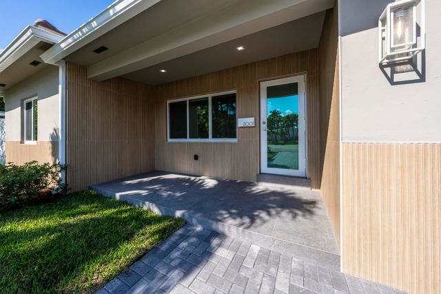 2001 NE 17th Way, Fort Lauderdale, FL 33305