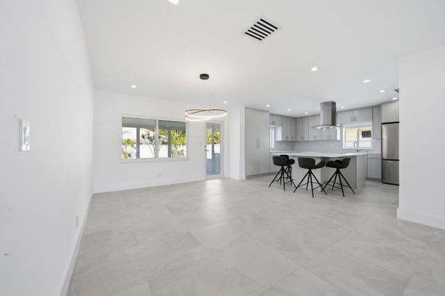 2001 NE 17th Way, Fort Lauderdale, FL 33305