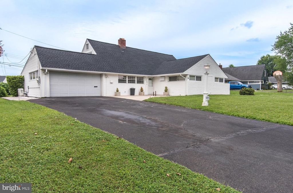 455 SNOWBALL DR, Levittown, PA 19056