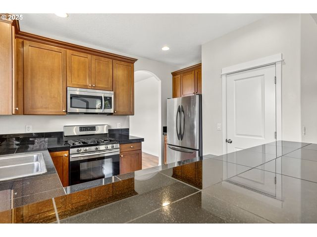 12818 Se MEADEHILL Ave, Happy Valley, OR 97086