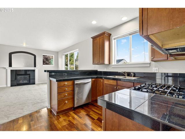 12818 Se MEADEHILL Ave, Happy Valley, OR 97086