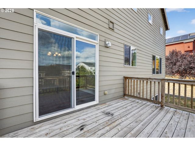 12818 Se MEADEHILL Ave, Happy Valley, OR 97086