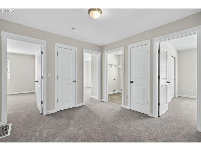 12818 Se MEADEHILL Ave, Happy Valley, OR 97086